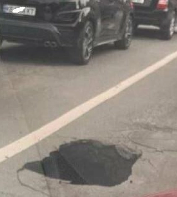 У середмісті Дніпра дороги та люки перетворилися на підступну пастку для містян (Фото)