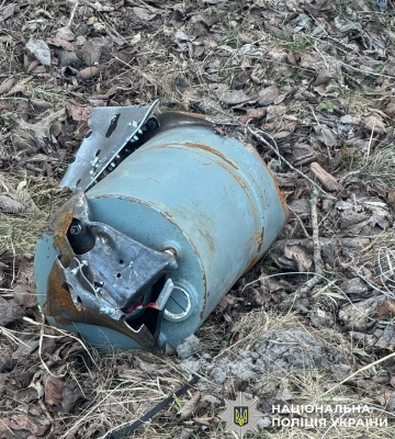 Нездетоновану частину ворожого БпЛА виявили біля Подільсько-Воскресенського моста у Києві. ФОТОрепортаж