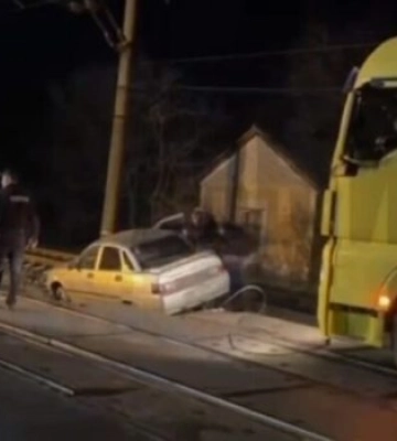 У Первомайську легковик опинився на залізничних коліях: водій, ймовірно, був п’яний