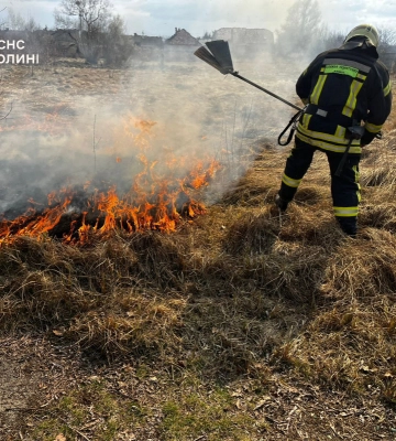 Найтриваліша пожежа на Волині: рятувальники пів доби гасили вогонь на торфовищі 