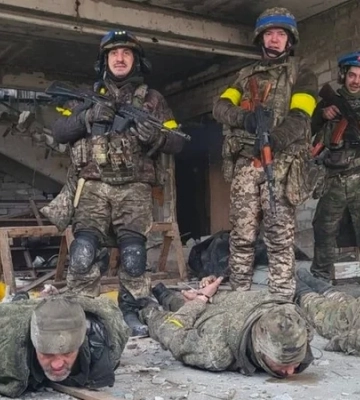 Украинские защитники взяли в плен оккупантов, которые хотели повесить флаг РФ в Кившаровке на Харьковщине — видео