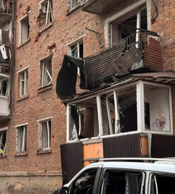Оккупанты сбросили две авиабомбы на общежитие в Глухове, есть раненые