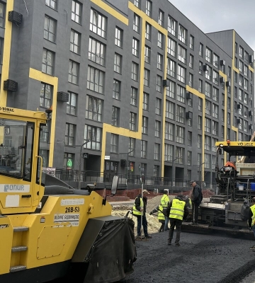 На вул. Залізничній у Львові укладають нижній шар асфальту: триває масштабна реконструкція