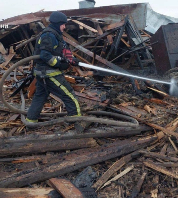 У Глухові рятувальники загасили пожежі та розбирають завали після удару КАБами
