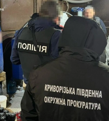 Понад 2 тонни алкоголю вилучили правоохоронці з підпільного цеху на Дніпропетровщині