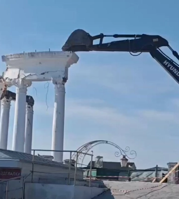 "Не снесли, а разобрали": в оккупированной Алуште уничтожили экскаватором символ города (видео)