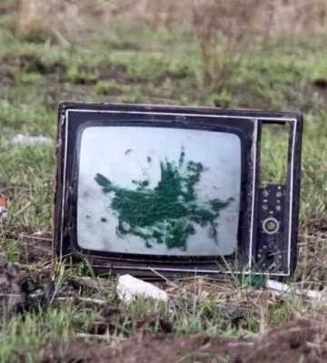 У Львові з вікна багатоповерхівки викинули телевізор на припарковану машину