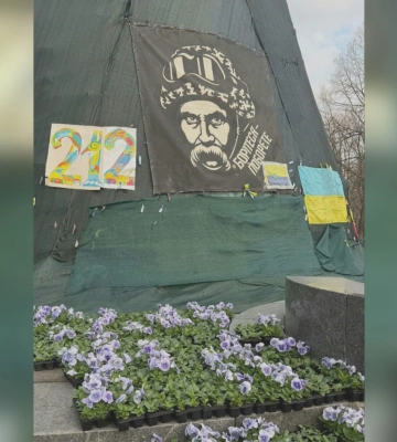 Клумба біля пам’ятника Шевченку в Харкові розквітає 