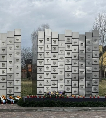 Міністри закордонних справ України та країн ЄС здійснили візит до Бучі у четверті роковини російської різанини