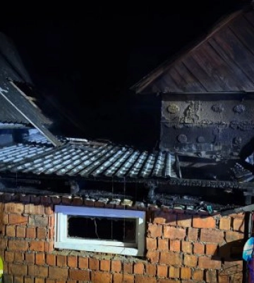 Подумали — туман, а це була пожежа: на Закарпатті сусіди врятували обійстя до приїзду рятувальників