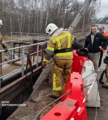 В Житомирской области спасатели освободили бобров из пятиметровой ловушки