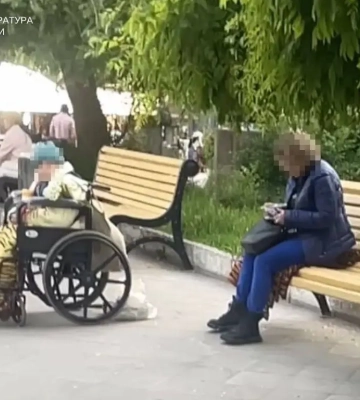 В Одесі засудили жінку, яка роками експлуатувала для жебракування 96-річну матір з деменцією