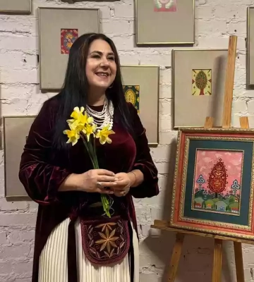 «Це своєрідна арт-терапія і заряд енергії, який нам усім потрібен». У Києві відкрили виставку робіт Анжеліки Рудницької