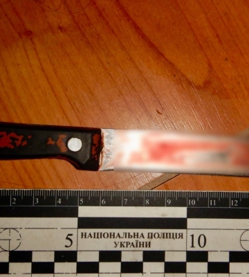 На Прикарпатті до поліції потрапила жінка, яка під час сварки вдарила ножем власного чоловіка