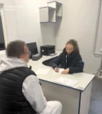 На Полтавщині 12-річна дівчинка народила після зґвалтування: підозрюваного взяли під варту