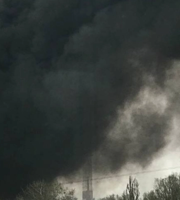 У Луцьку через пожежі після російського обстрілу - сильне задимлення повітря