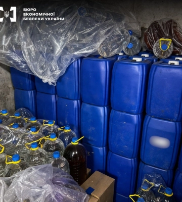 "Алкохаб" в Одесі: правоохоронці вилучили тонни спирту і тисячі пачок сигарет, - ФОТО