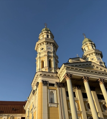 Графік богослужінь та освячення великодніх кошиків 4-5 квітня в Ужгороді