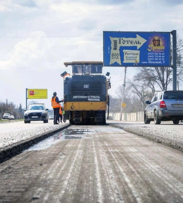 На Харківщині у посиленому режимі відновлюють дороги державного значення