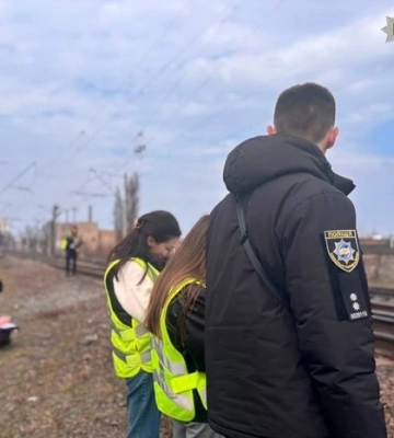 В Києві загинув малолітній хлопець, який перебував між вагонами електрички під час руху – поліція