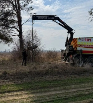 На Київщині фермер знайшов бойову частину ракети "Кинджал". ФОТОрепортаж