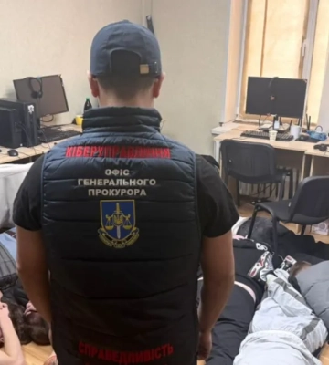 "Брали" романтикой и похищали крипту: в Днепре ликвидировали колл-центры