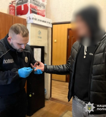 В Одесі трьох чоловіків судитимуть за розбій у готелі з іграшковим пістолетом