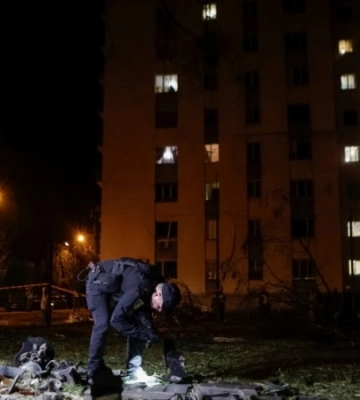 Росіяни вдарили дроном Молния по багатоповерхівці в Харкові