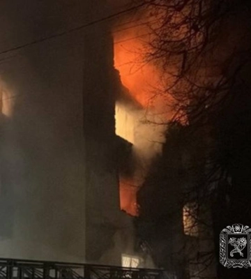 У центрі Чугуєва БпЛА вдарив по багатоповерхівці, зайнялися квартири