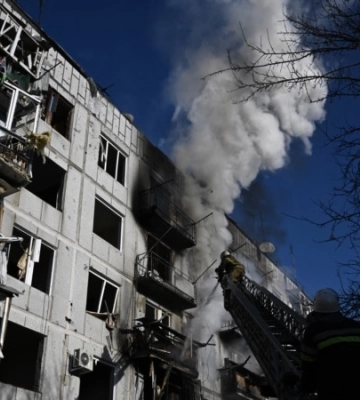 Влада: у Чугуєві російський дрон поцілив у 5-й поверх житлового будинку, виникла пожежа