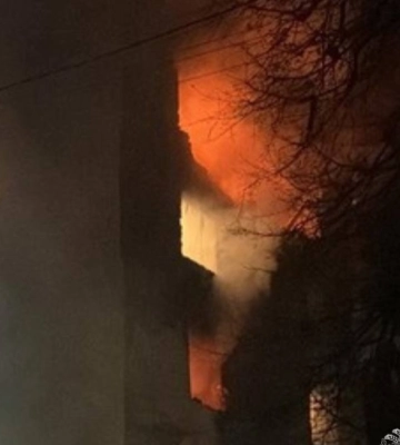 Росіяни вдарили по житловому будинку в Чугуєві: спалахнула пожежа
