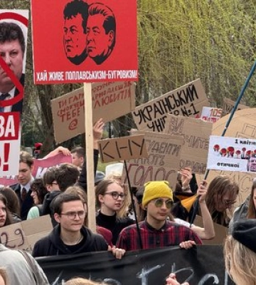 Студенты КНУ вышли на протест из-за интимного видео с якобы ректором Бугровым: тот обвинения отвергает. ВИДЕО