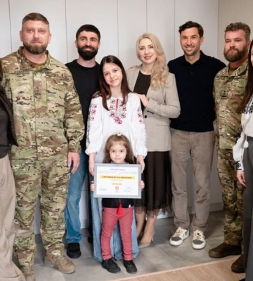 Защитник Мариуполя Афендиков получил квартиру от Ахметова. Фото