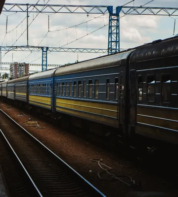 Львівський рейс затримується: наслідки нічної «зустрічі» поїзда та вантажівки