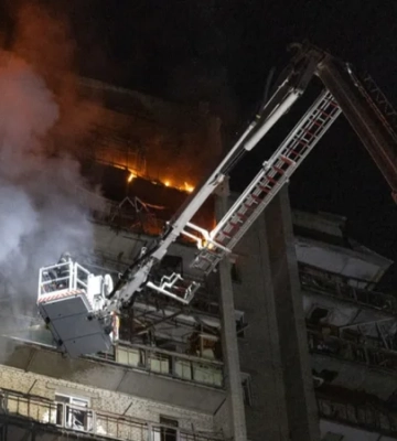 Попадание в 16-этажку, среди пострадавших — ребенок. Последствия ночной серии ударов России по Сумах — фото