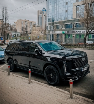 Скоростной гигант: в Киеве засветился сверхмощный внедорожник Cadillac за $250 000 