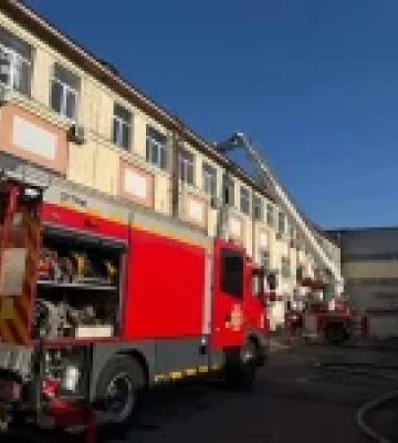 В Києві горіла будівля після удару БпЛА