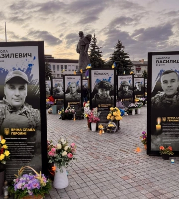 У Рівному в небо здійняли світлові промені у знак пошани полеглих захисників України
