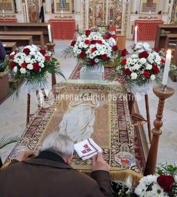 Греко-католики Перечина відзначили Страсну п’ятницю та вклонилися Плащаниці