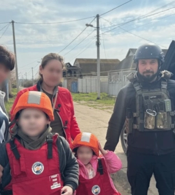 З селища Херсонської громади поліцейські евакуювали родину з двома дітьми