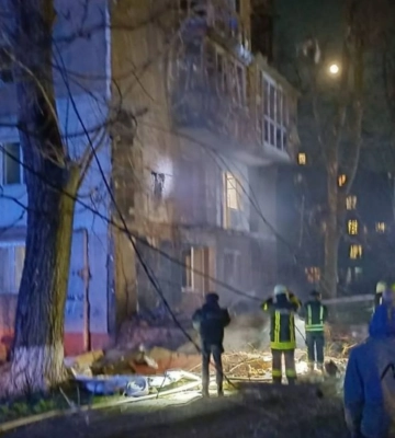 В Одессе после вражеской атаки загорелись автомобили и балкон дома, есть пострадавшие - ОВА