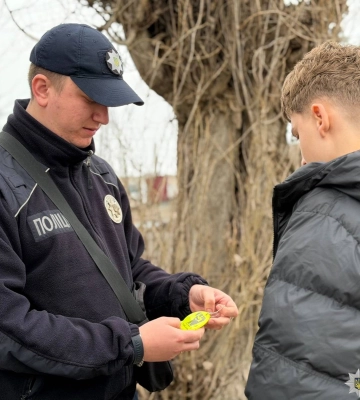 Флікер одягай — про безпеку дбай: у Баштанці поліцейські вчили дітей використовувати світловідбивні елементи