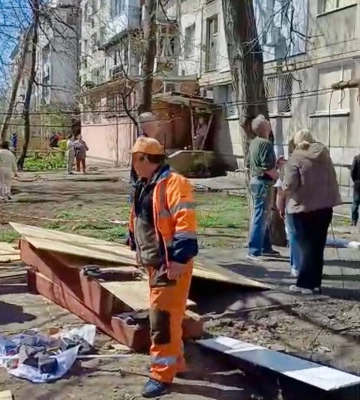 Комунальники вивезли тонни сміття, пошкоджено десятки квартир: наслідки атаки на Одесу