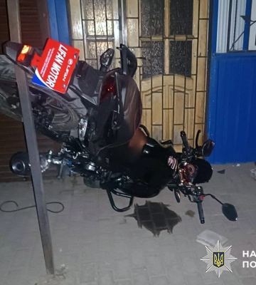 На Хмельниччині мотоцикл врізався у будівлю магазину: у ДТП постраждав підліток