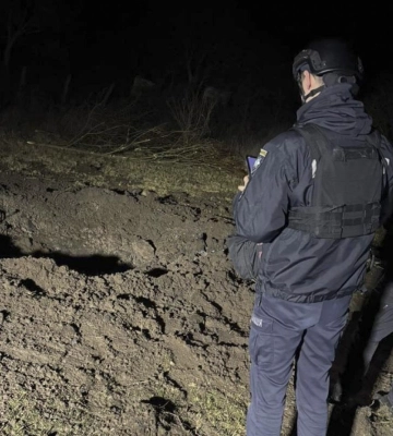 Російський дрон влучив у землю в Харкові, постраждали троє людей