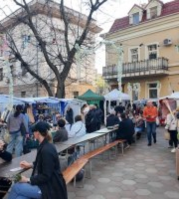 Великодній настрій у серці Одеси: ярмарок у дворику Кірхи Святого Павла відкрив свої двері
