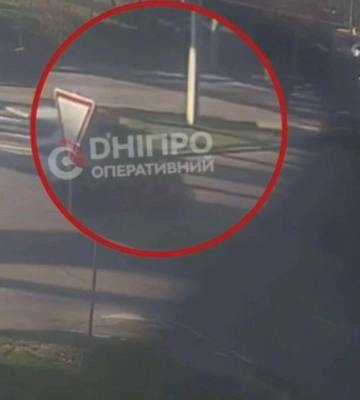 В Днепре на Сичеславской Набережной столкнулись мотоцикл и авто: видео момента
