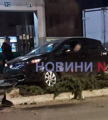 Водій «Рено» влаштував ДТП на заправці у Миколаєві