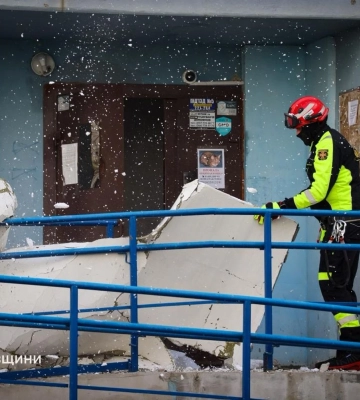 У Харкові росіяни вдарили “Герберою” по багатоповерхівці та рятувальникам, є постраждалі