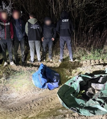 За 8 тис. доларів хабаря прикордоннику закарпатець хотів переправити призовника до Румунії